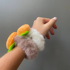 Pukuota gumytė plaukams balta